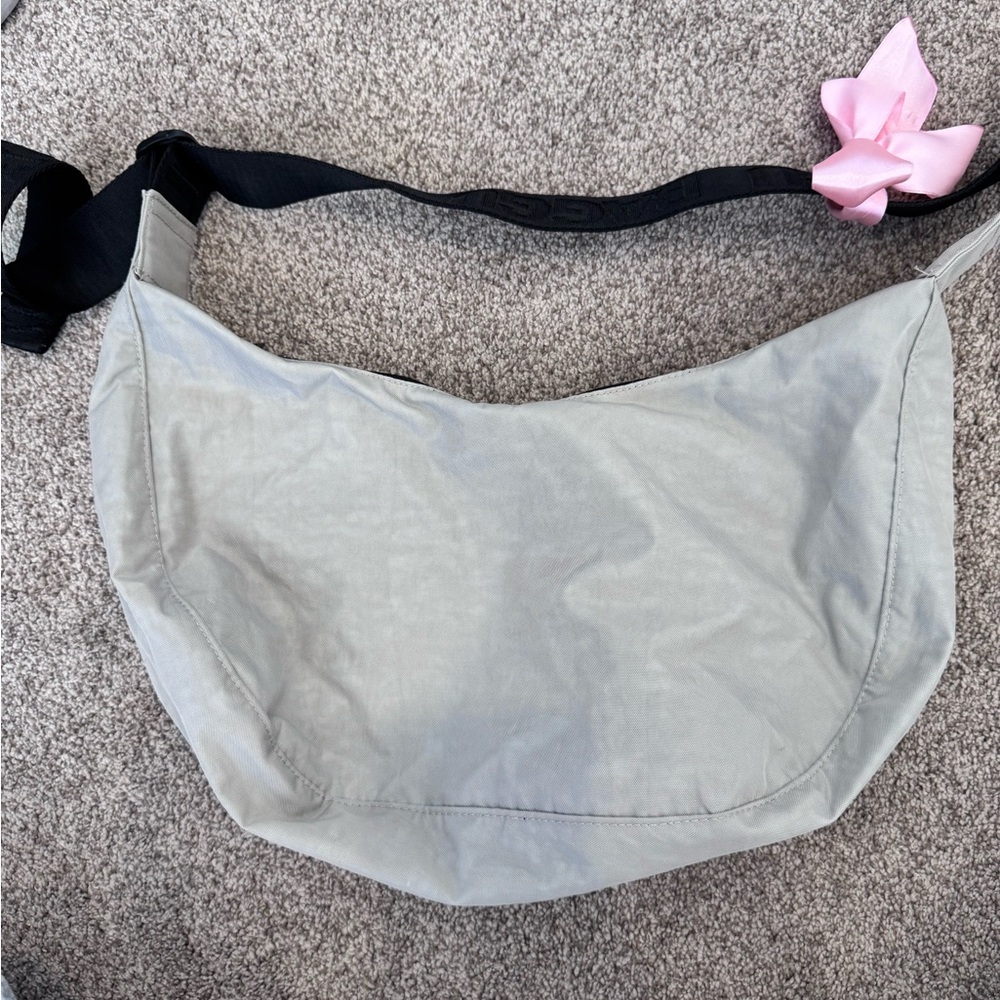 BAGGU Gray Shoulder Bag with Sleek Design
